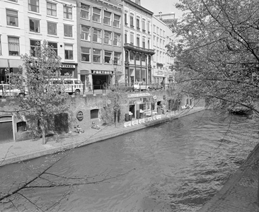 880701 Gezicht over de Oudegracht te Utrecht, tussen de Bakkerbrug en Bezembrug te Utrecht.